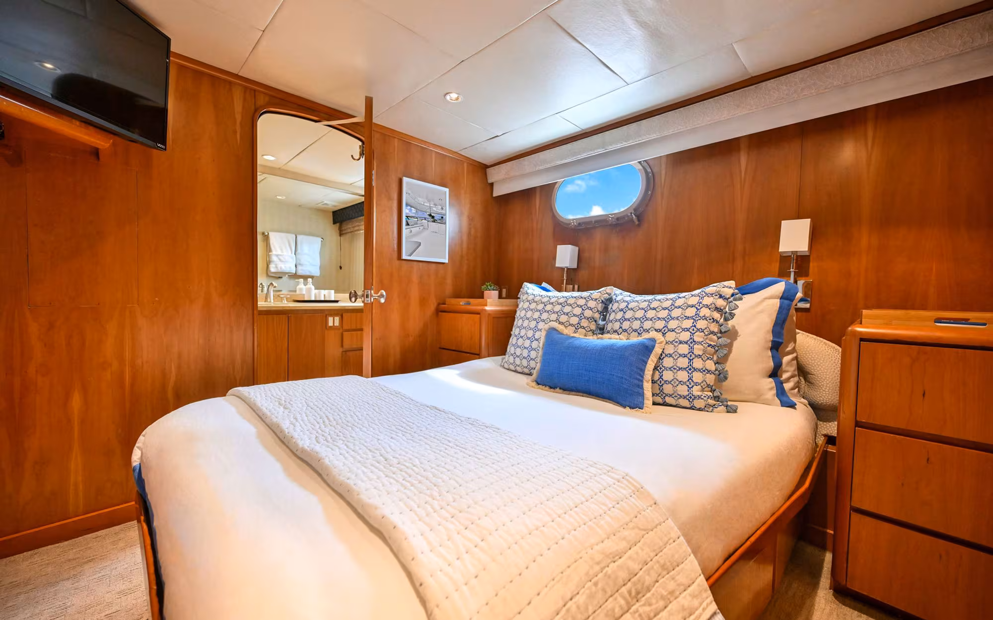 Queen Cabin